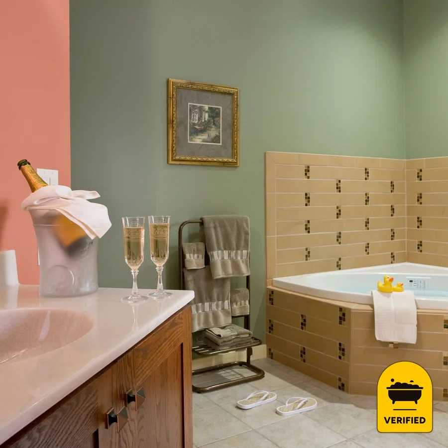 B.F. Hiestand House Bed & Breakfast: the Cannon Cottage Whirlpool Suite in Marietta, PA