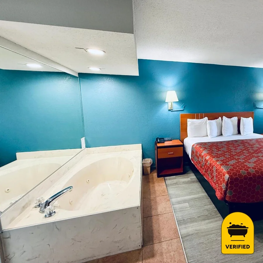 Luxury Inn & Suites: the King Spa Bath Room in Selma, AL