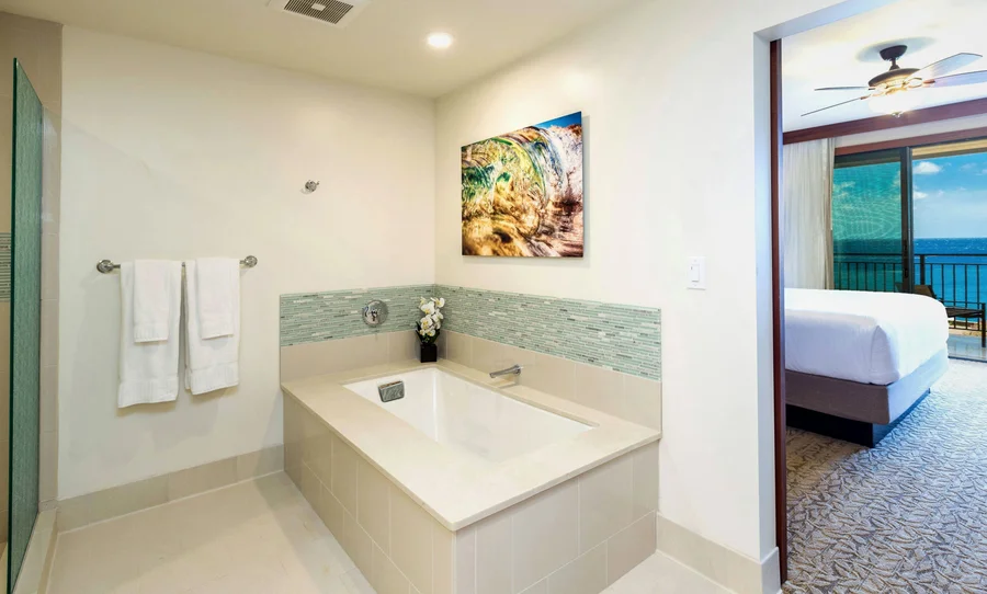 Koloa Landing Resort at Poipu, Autograph Collection - Featured hot tub