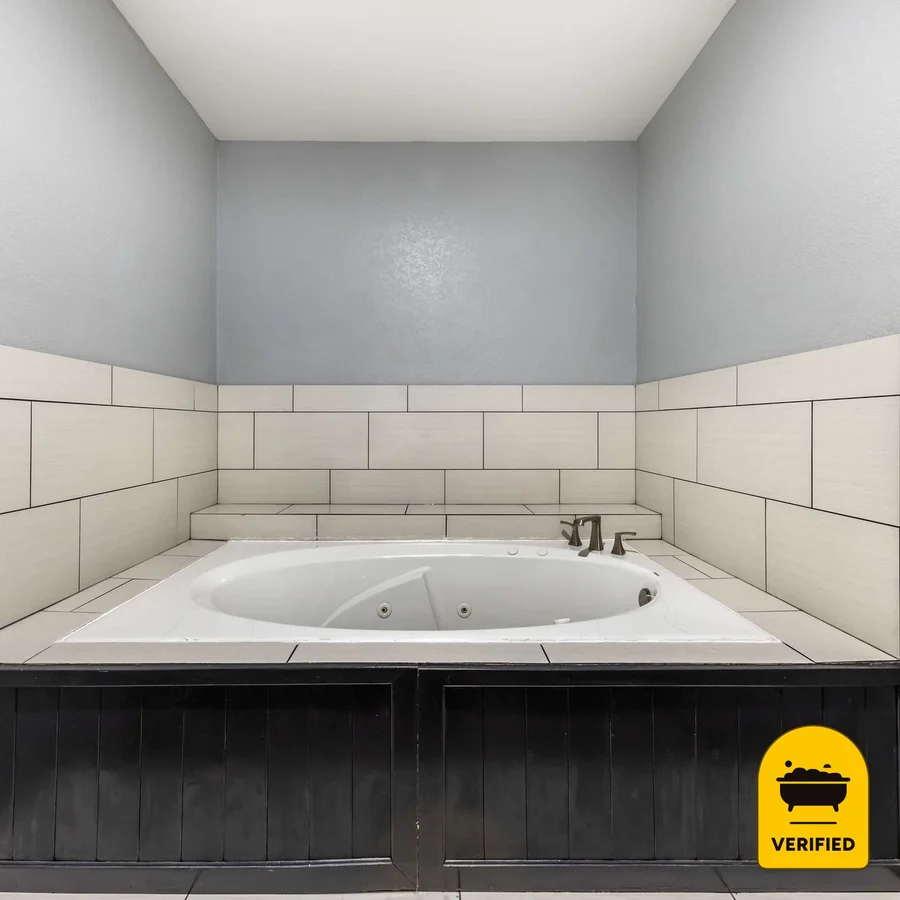 Best Western Atoka Inn & Suites: the King Whirlpool Suite in Atoka, OK