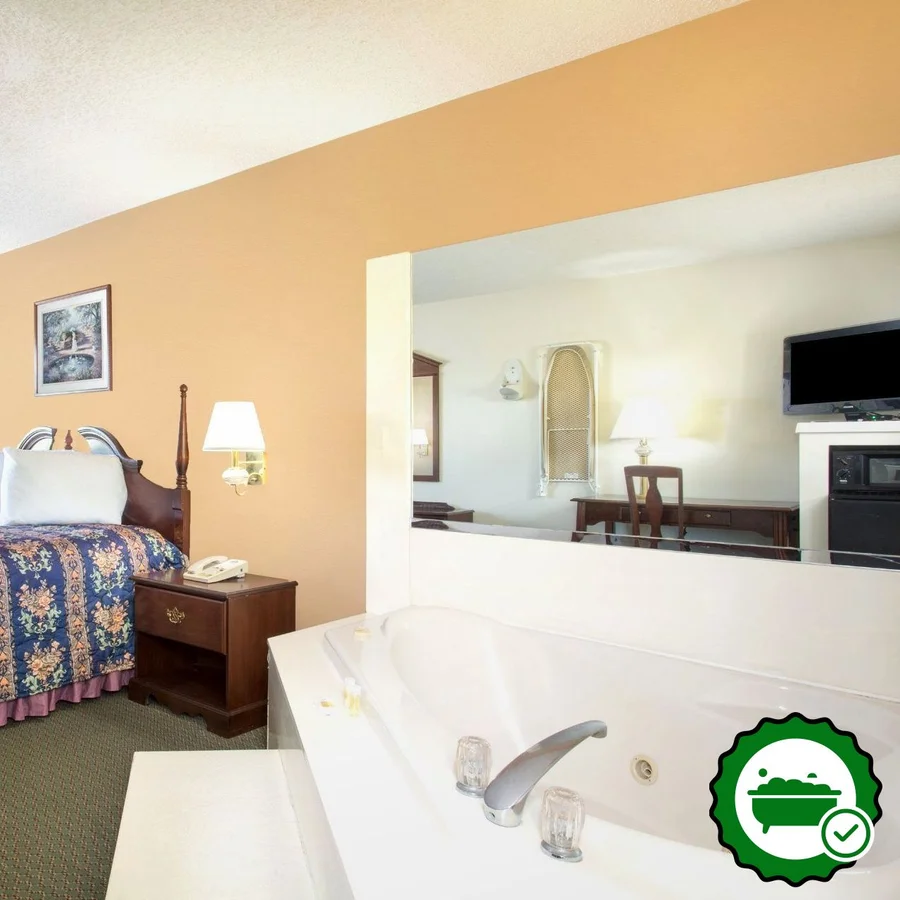 Days Inn by Wyndham Picayune - Verified Jacuzzi In-Room