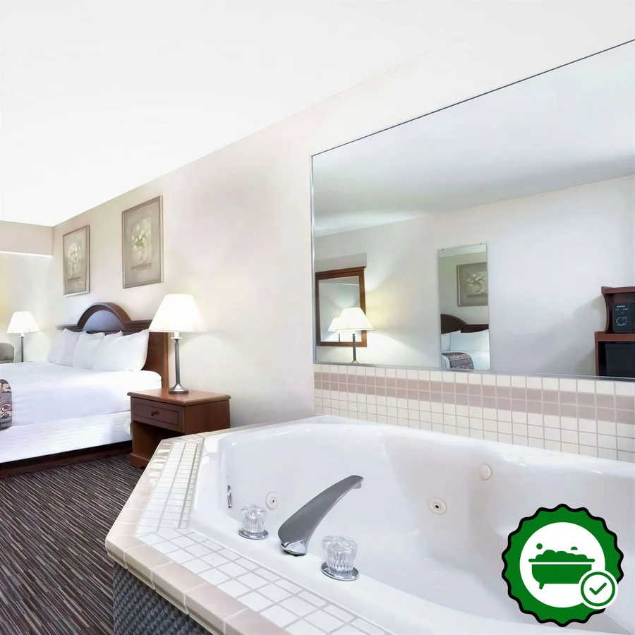 Baymont by Wyndham Columbus/Rickenbacker - Verified Jacuzzi In-Room