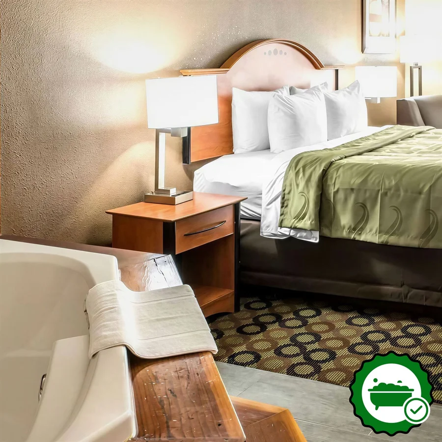 Quality Inn & Suites Columbus West - Hilliard - Verified Jacuzzi In-Room