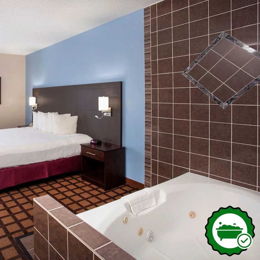 Baymont by Wyndham Morton - Verified Jacuzzi In-Room