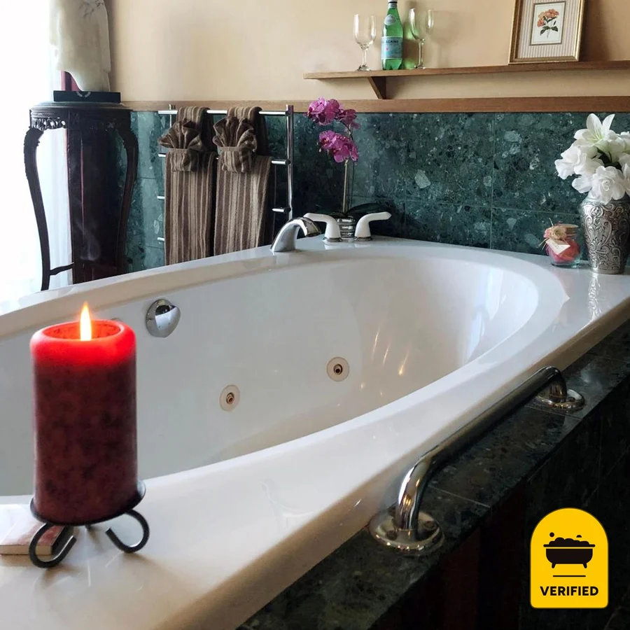 Coppertoppe Inn and Retreat Center: the Garnet Whirlpool Suite in Hebron, NH