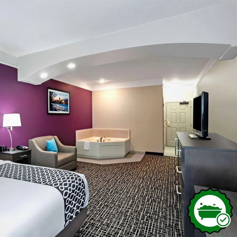 La Quinta Inn & Suites by Wyndham Latham Albany Airport - Verified Jacuzzi In-Room