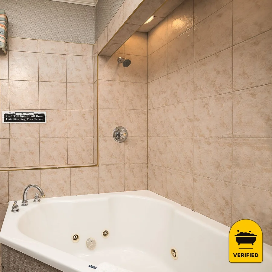 Montgomery Inn BnB: the Queen Spa Bath Suite in Versailles, KY