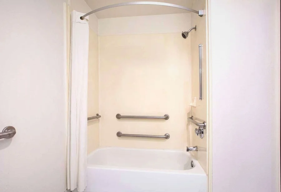 Super 8 by Wyndham Garland North Dallas Area - Featured hot tub