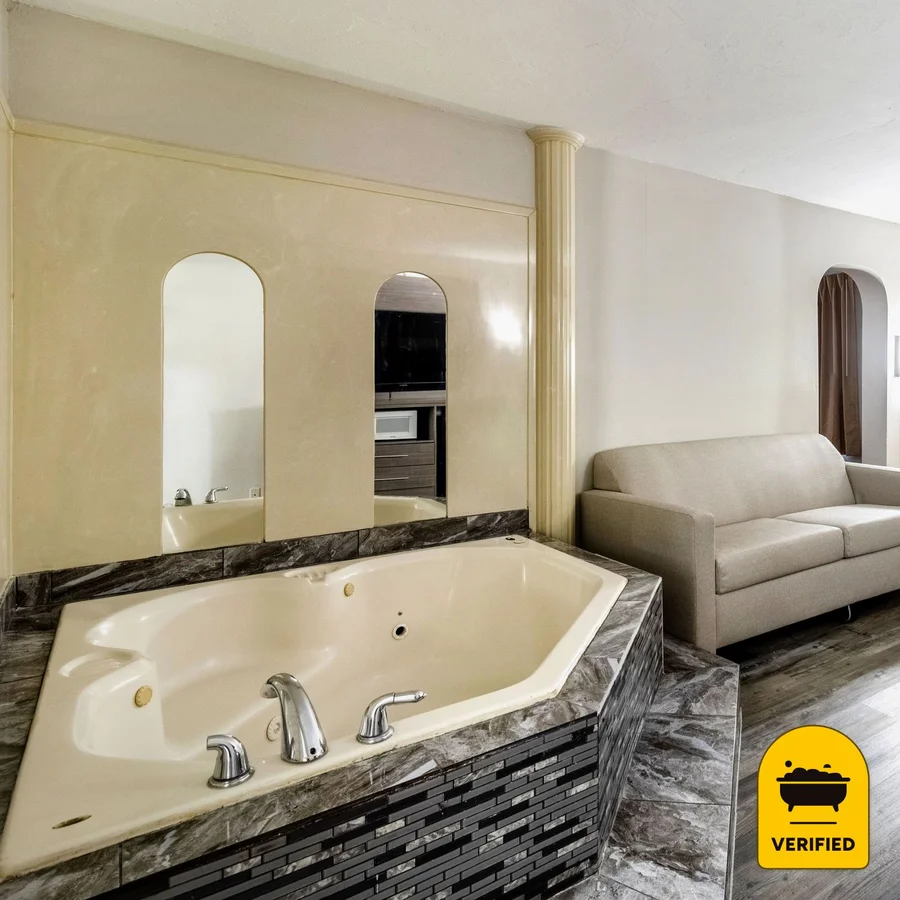 Red Roof Inn & Suites Jackson, TN: the King Spa Bath Suite in Jackson, TN