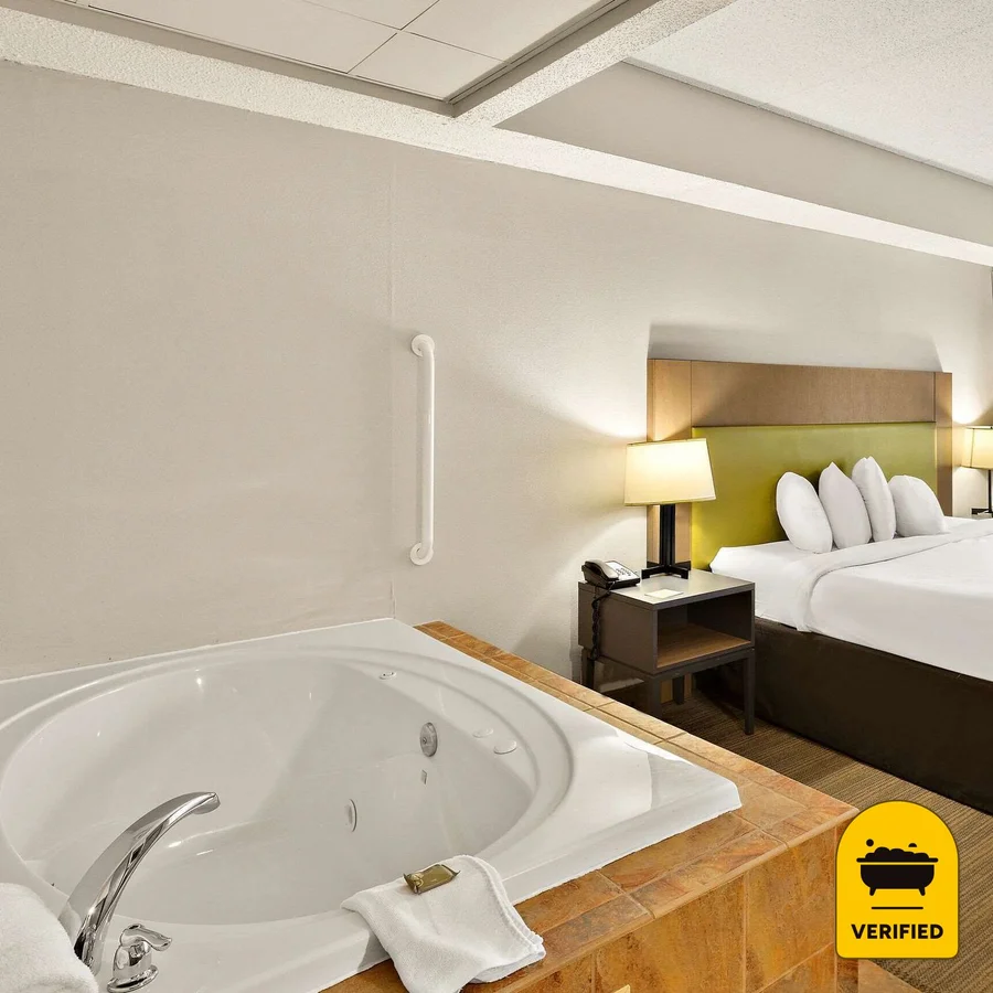 Country Inn & Suites by Radisson, Jonesborough-Johnson City West, TN, the water at Jonesborough