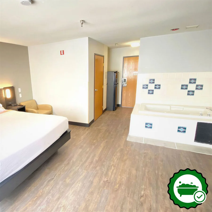 Pinetop Studio Suites - Verified Jacuzzi In-Room