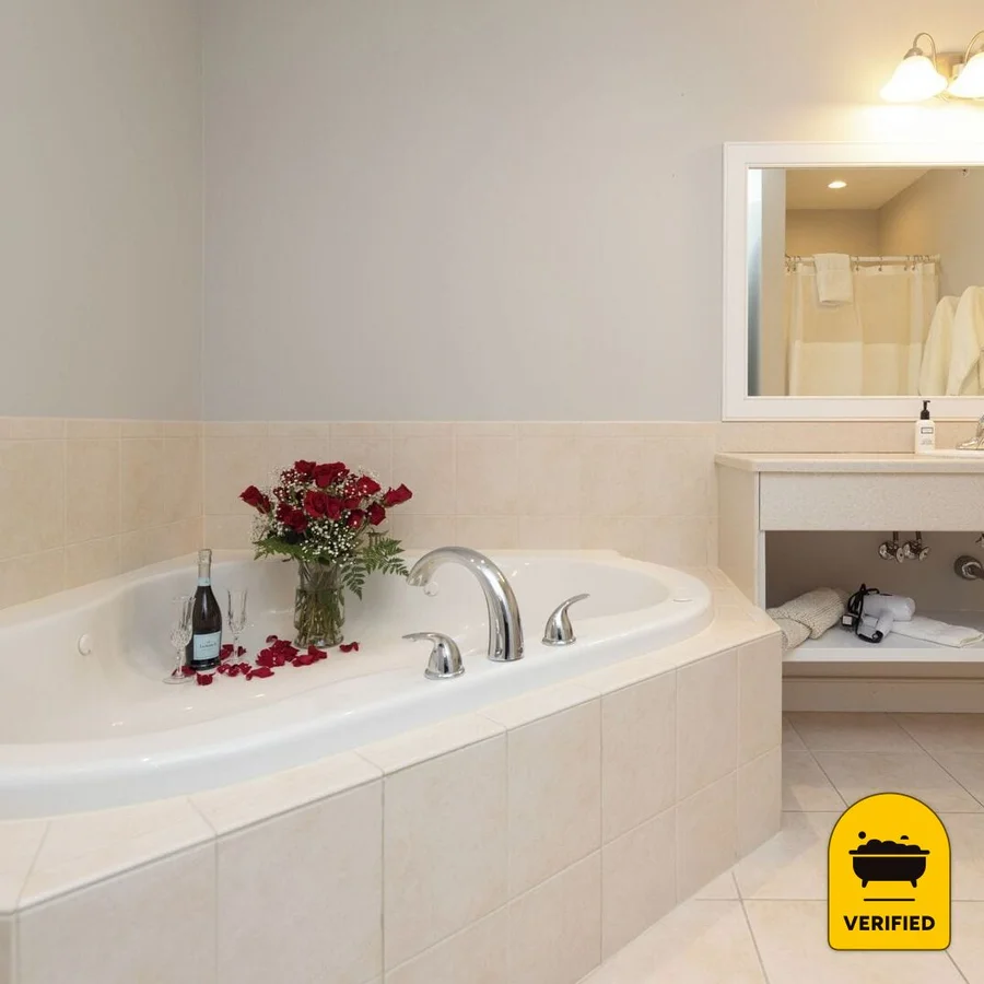 Selinsgrove Inn: the King Jacuzzi Room in Selinsgrove, PA