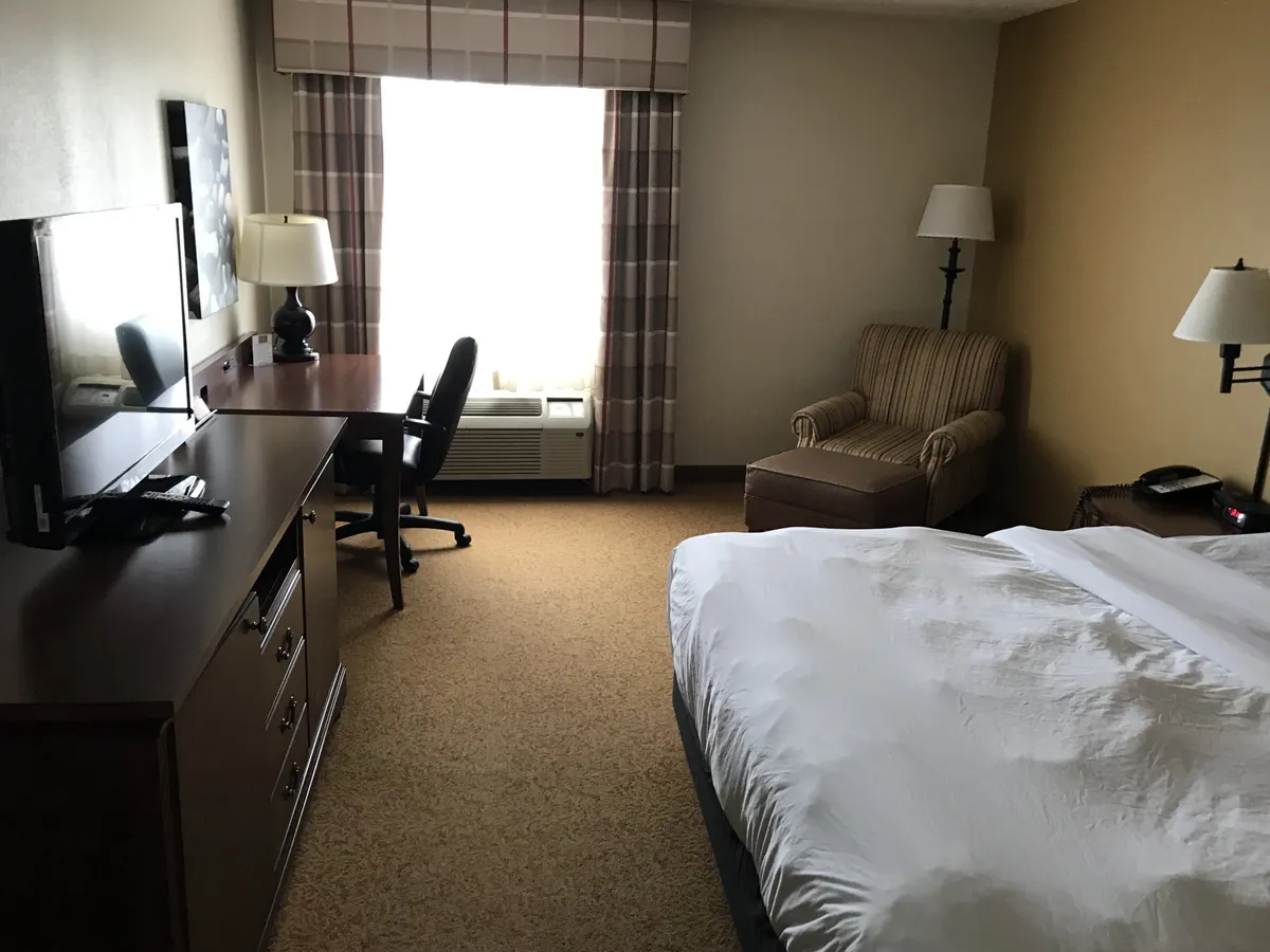 Country Inn & Suites by Radisson, Cedar Rapids Airport, IA - Guest Room image