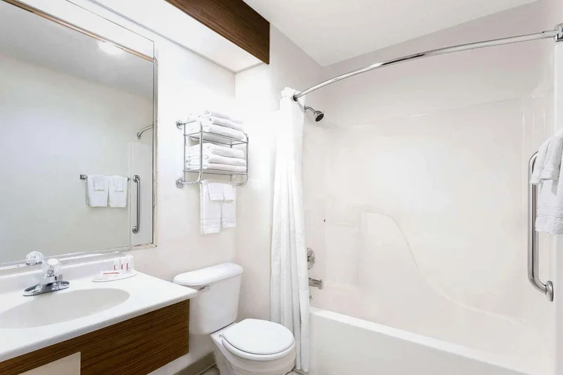 Super 8 by Wyndham Antigo - Featured hot tub