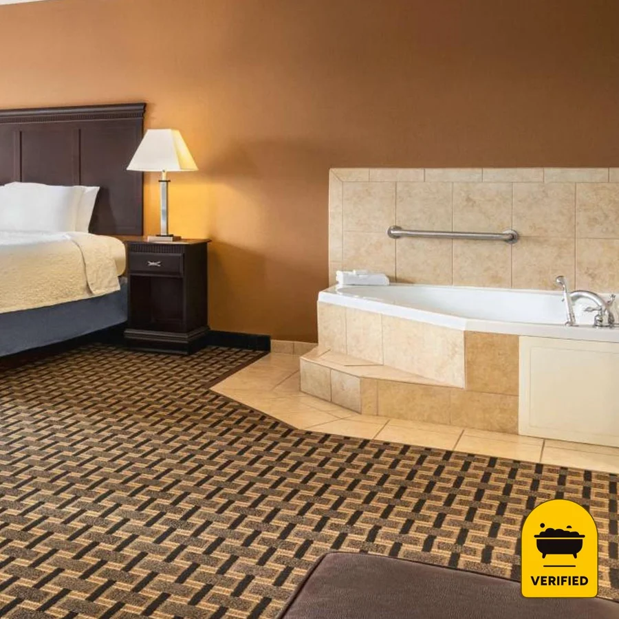 Hampton Inn & Suites Pine Bluff: the King Studio Whirlpool Suite in Pine Bluff, AR