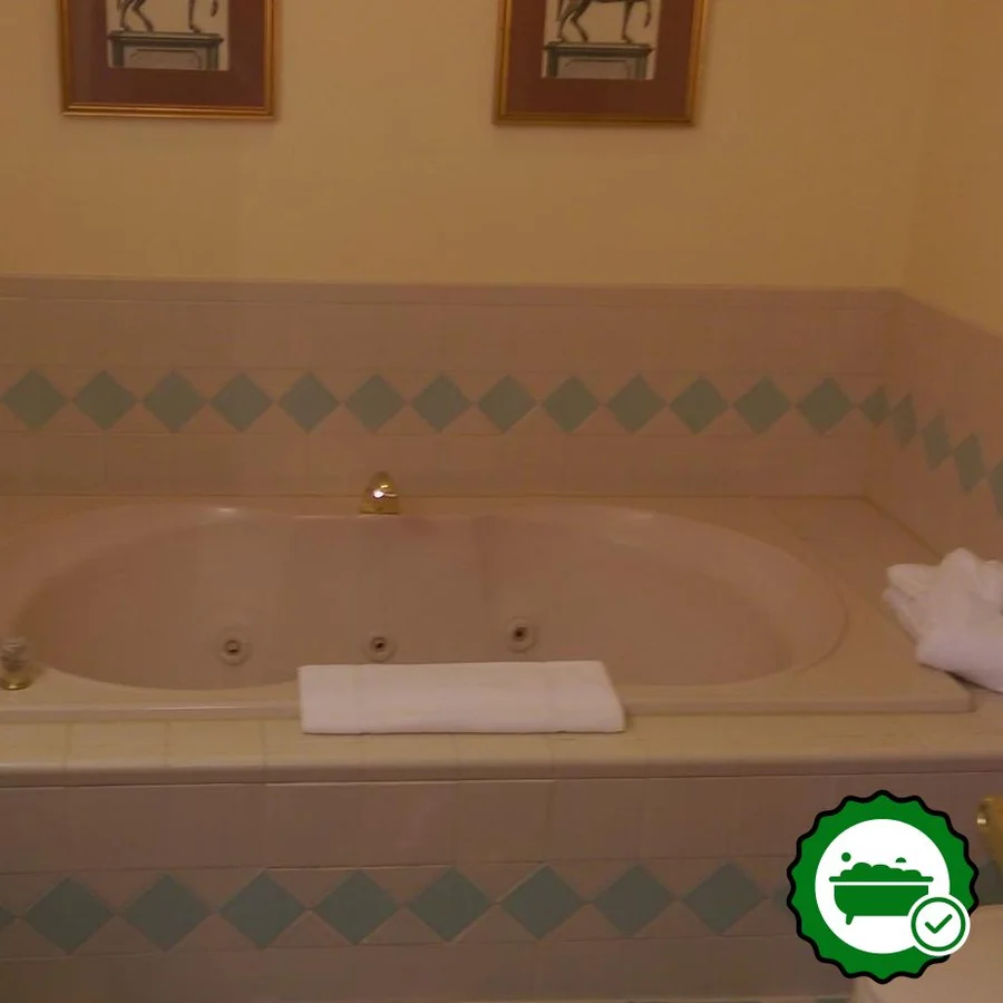 Bridges Guest Quarters - Verified Jacuzzi In-Room