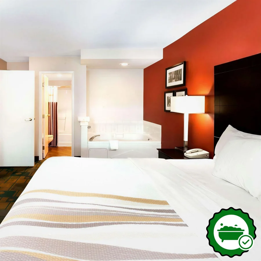 La Quinta Inn & Suites by Wyndham Milwaukee Bayshore Area - Verified Jacuzzi In-Room