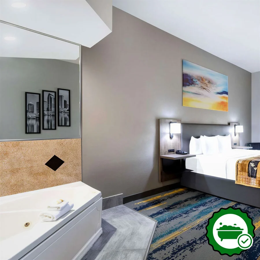 La Quinta Inn & Suites by Wyndham Tampa Central - Verified Jacuzzi In-Room
