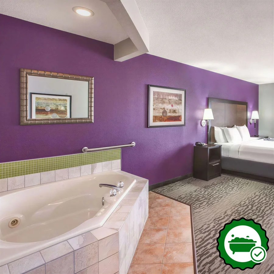 La Quinta Inn & Suites By Wyndham Erie - Verified Jacuzzi In-Room