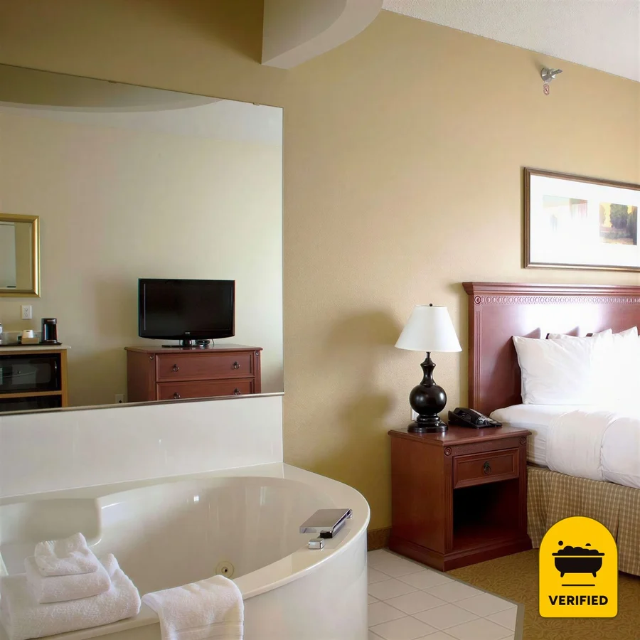 Country Inn & Suites by Radisson, Mankato Hotel and Conference Center, MN, the water at Mankato