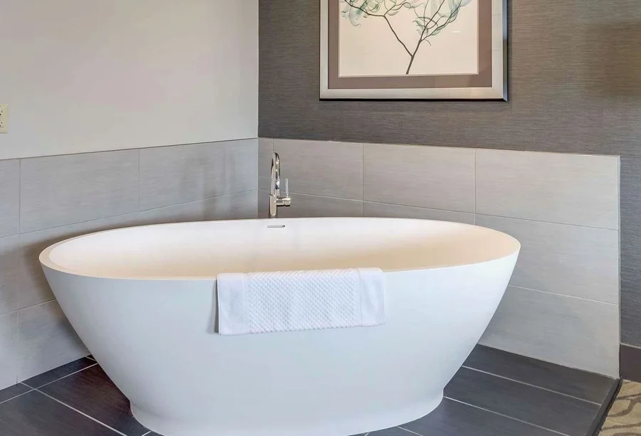 Doubletree By Hilton Racine Harbourwalk - Featured hot tub