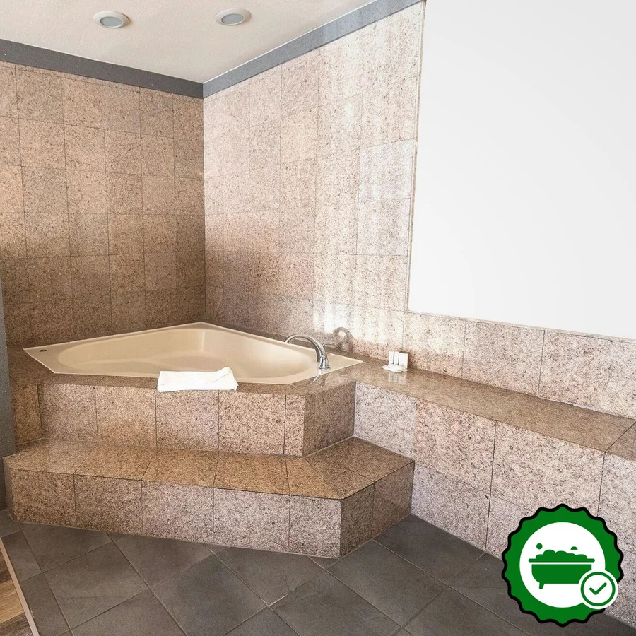 Days Inn by Wyndham Monterey Downtown - Verified Jacuzzi In-Room