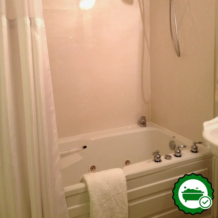 The Acorn Inn of Elon - Verified Jacuzzi In-Room