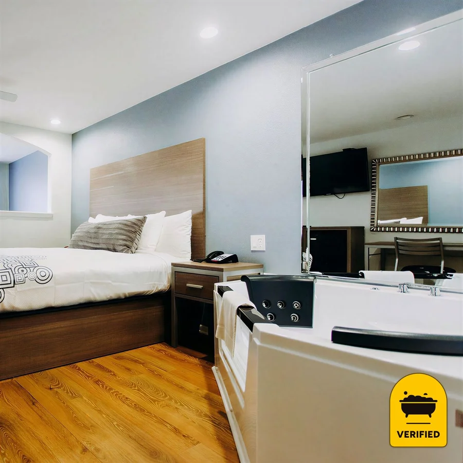 Scottish Inns & Suites Kemah: the King Spa Suite in Kemah, TX