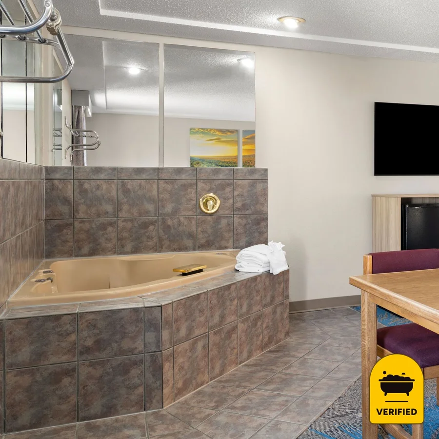 Days Inn by Wyndham Jamestown: the Jetted Tub Studio Suite in Jamestown, ND