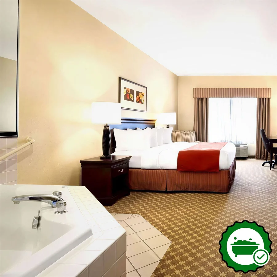 Country Inn & Suites by Radisson, Clinton, IA - Verified Jacuzzi In-Room