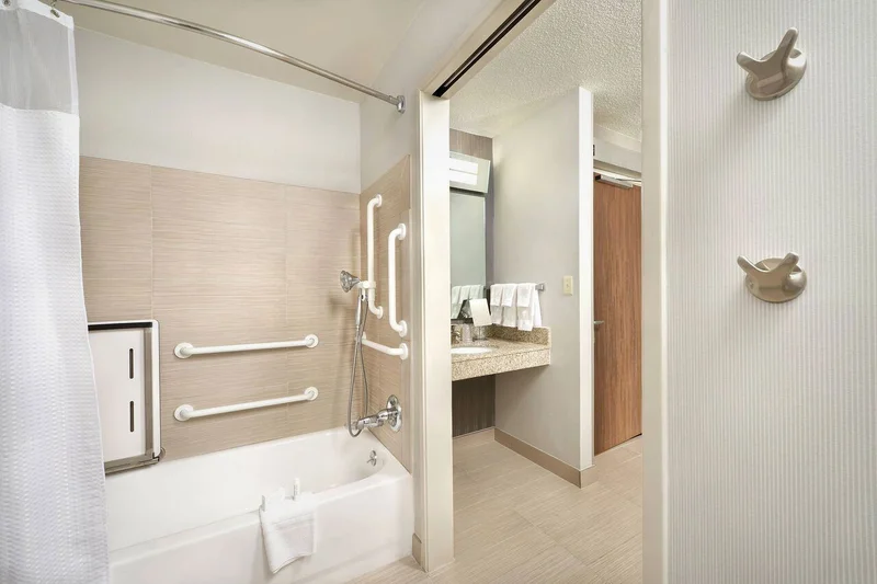 Courtyard by Marriott Mishawaka-University Area - Featured hot tub