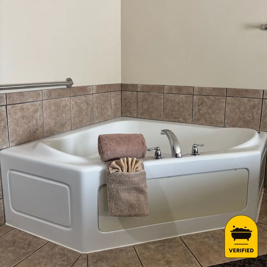 The Sawmill Inn: the King Jacuzzi Standard Room in Houston, MN