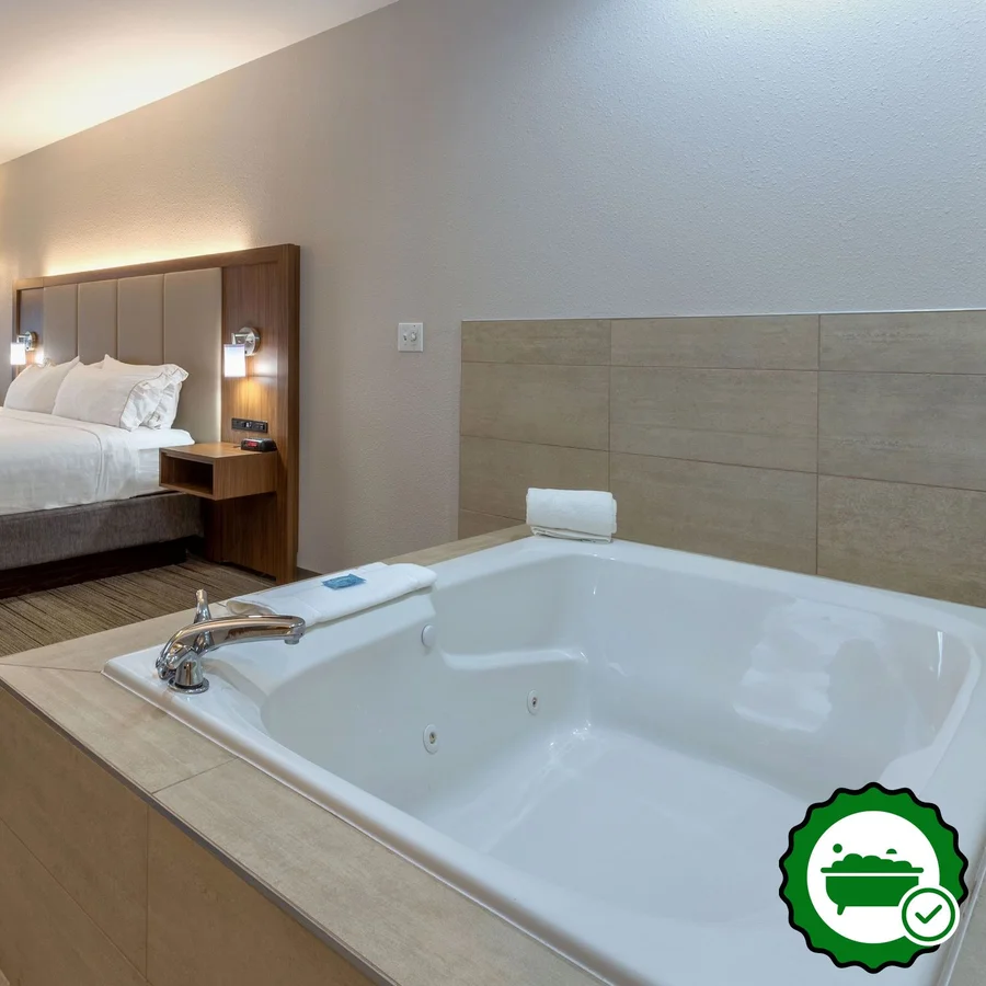 Holiday Inn Express Indianapolis - Southeast By IHG - Verified Jacuzzi In-Room