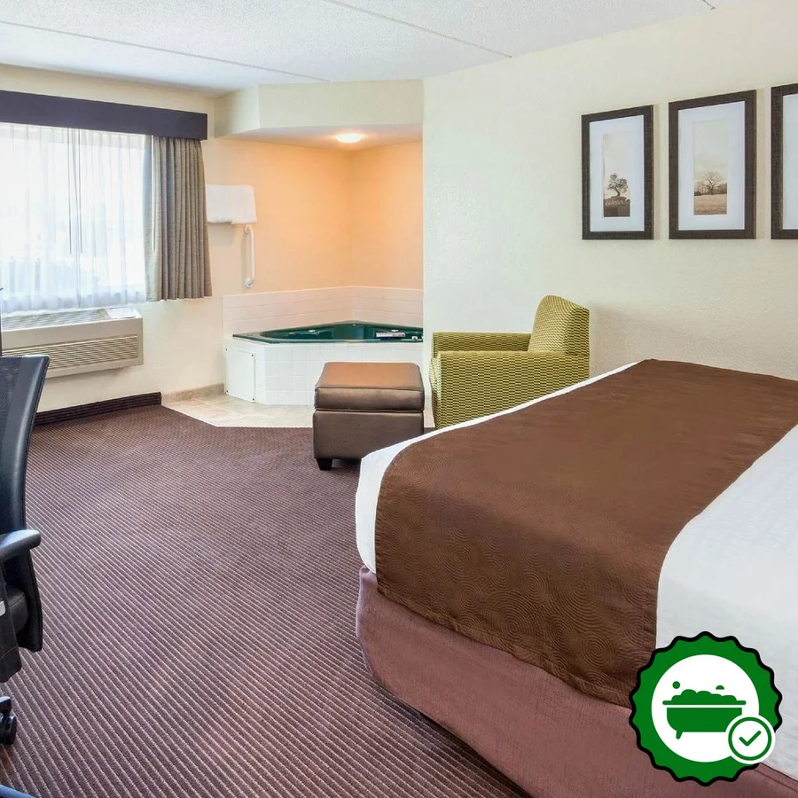 AmericInn by Wyndham Rhinelander - Verified Jacuzzi In-Room