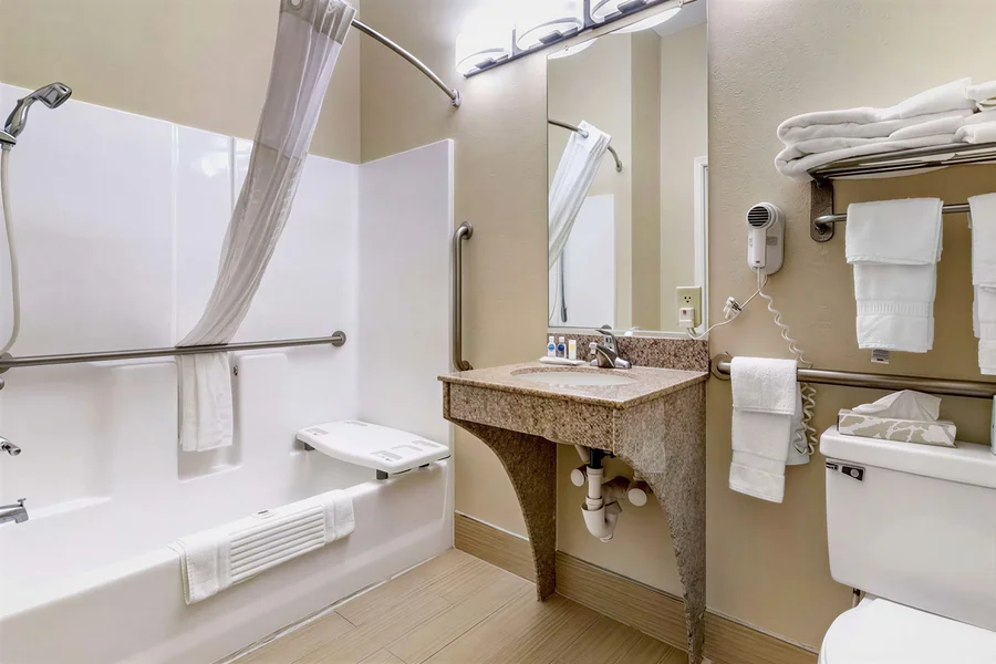 Comfort Inn & Suites Statesboro - University Area - Featured hot tub