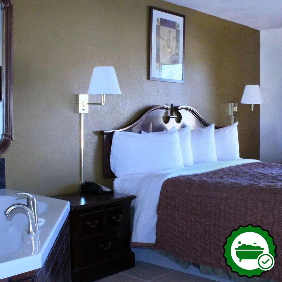 Royal Inn & Suites - Verified Jacuzzi In-Room