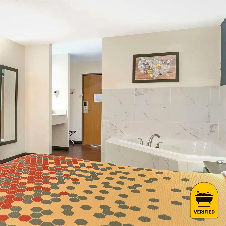Econo Lodge, the water at Traverse City