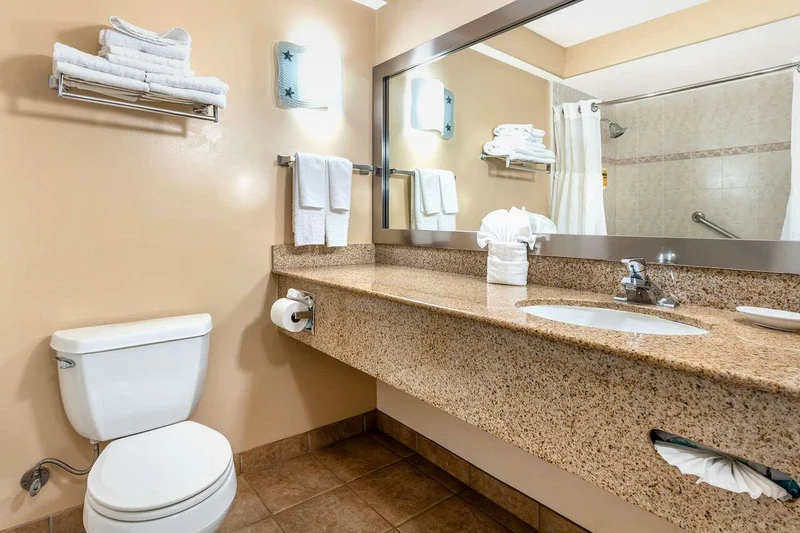 Best Western Plus Capitola By-The-Sea Inn & Suites - Featured hot tub