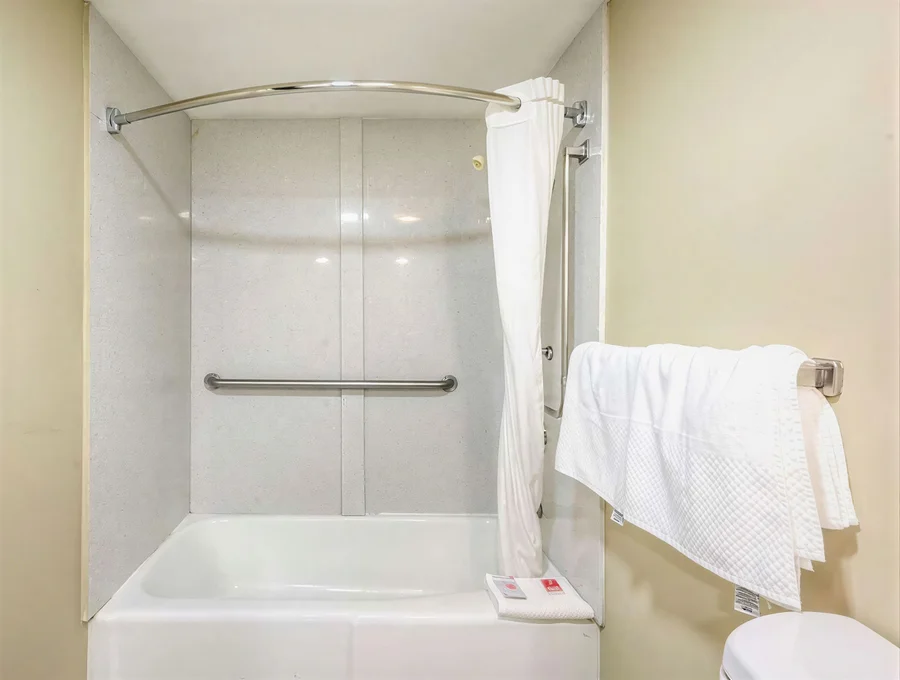Econo Lodge Inn & Suites - Featured hot tub