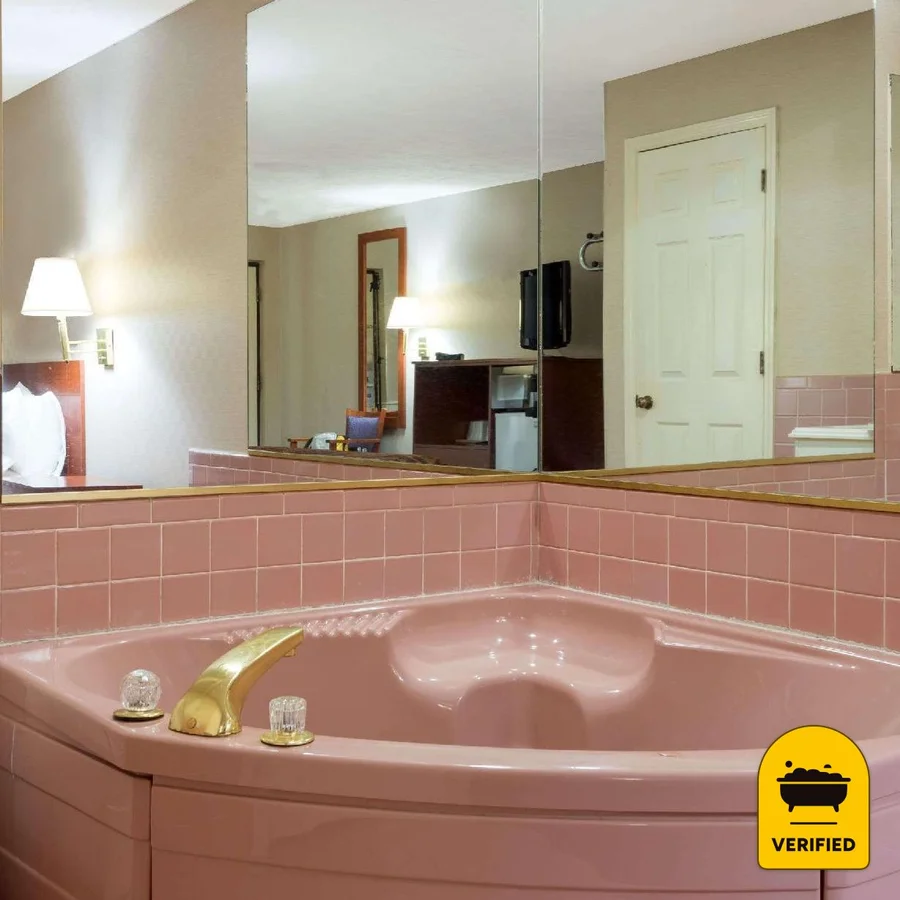 Knights Inn Elizabethtown: the King Jetted Tub Room in Elizabethtown, NC