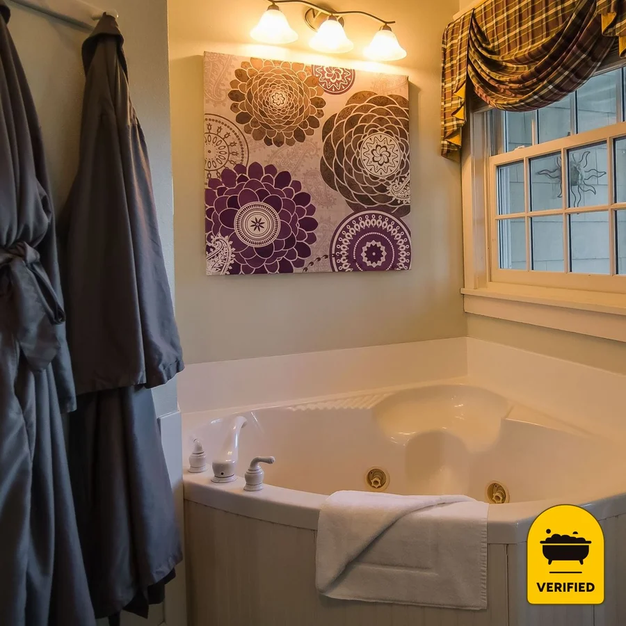 The Campbell House Inn: the Gabriel Whirlpool Suite in Eugene, OR