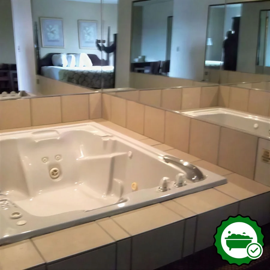 Baymont by Wyndham Metropolis - Verified Jacuzzi In-Room