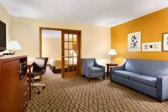 Country Inn & Suites by Radisson, Mishawaka, IN - Guest Room image