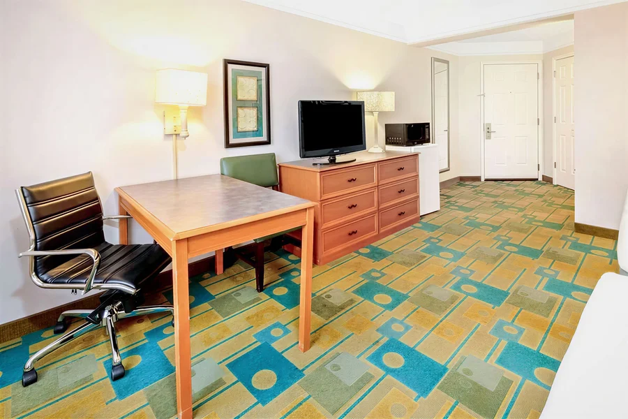 La Quinta Inn & Suites by Wyndham Salt Lake City Airport - Guest Room image