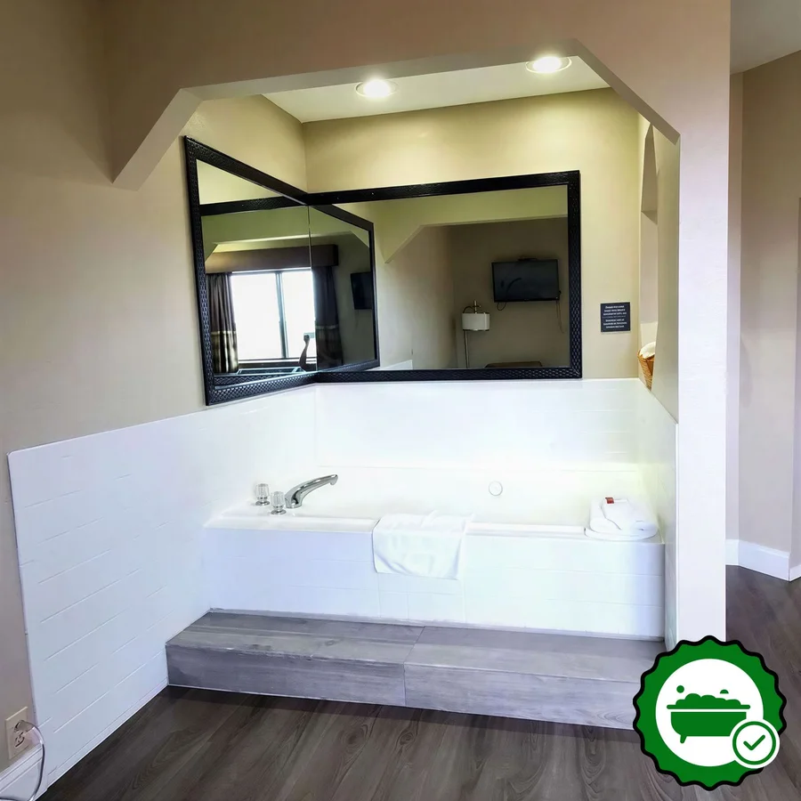 Super 8 by Wyndham Paris - Verified Jacuzzi In-Room