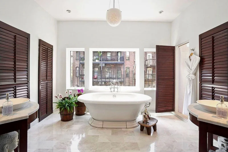Clarendon Square - Featured hot tub