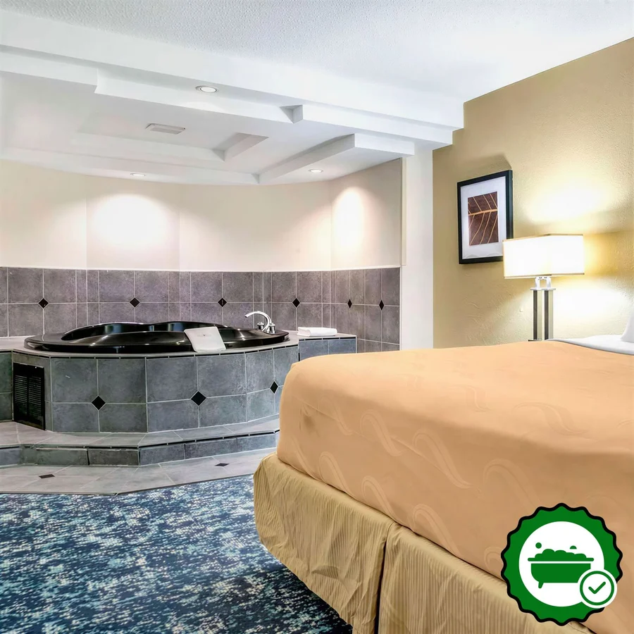 Quality Inn & Suites Banquet Center - Verified Jacuzzi In-Room