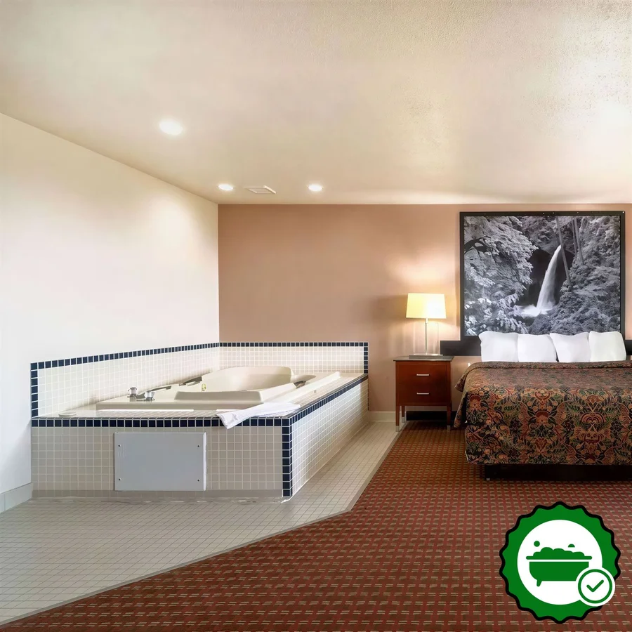 Super 8 by Wyndham Pendleton - Verified Jacuzzi In-Room