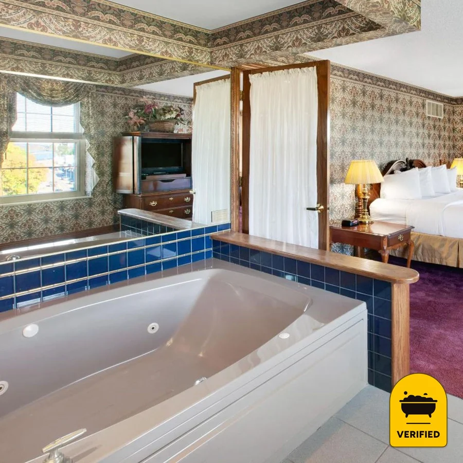 The Hotel Ojibway, Trademark Collection by Wyndham: the King Jetted Tub Suite in Sault Ste. Marie, MI