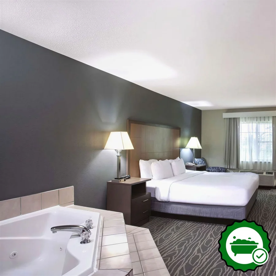 La Quinta Inn by Wyndham Richmond South - Verified Jacuzzi In-Room